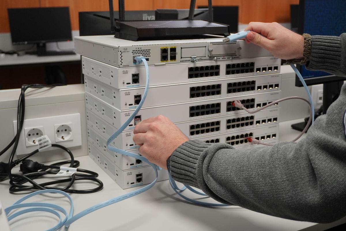 Estudiantes de ENTI‑UB en prácticas en un centro hospitalario