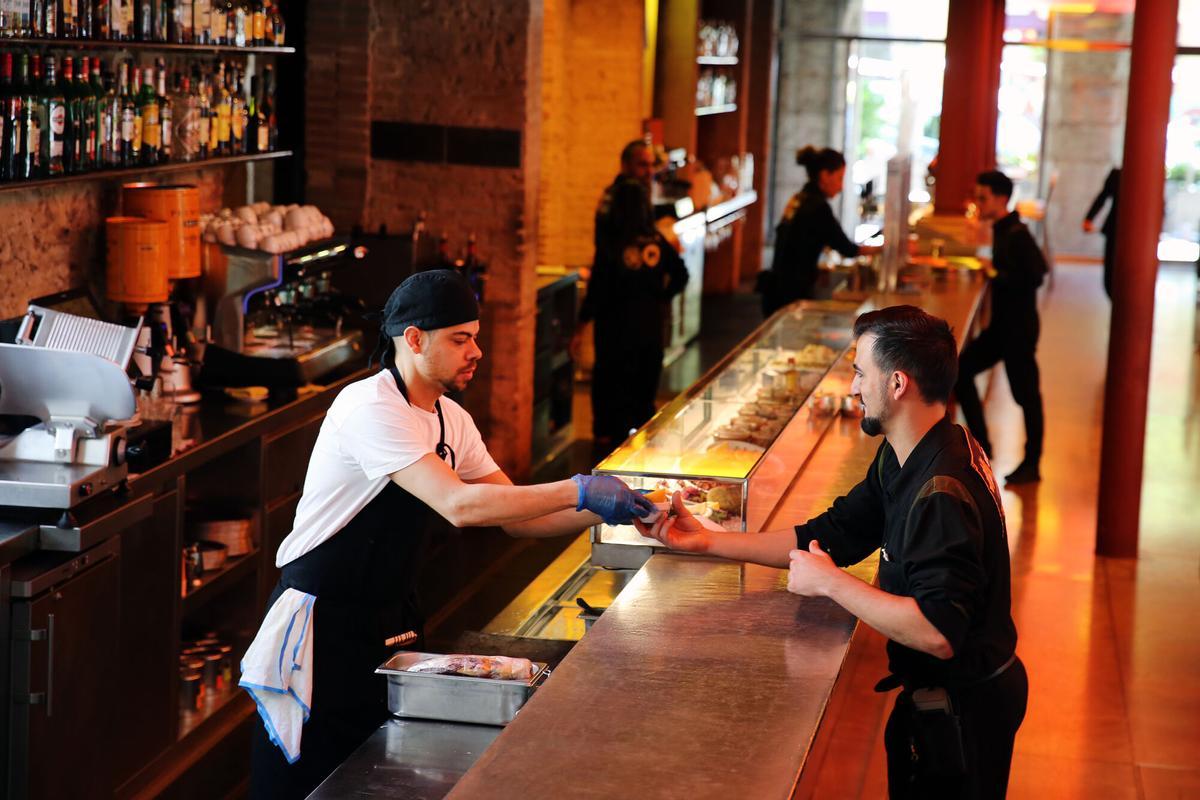 Seat 600 cubierto de mil rosas en la papelería Raima