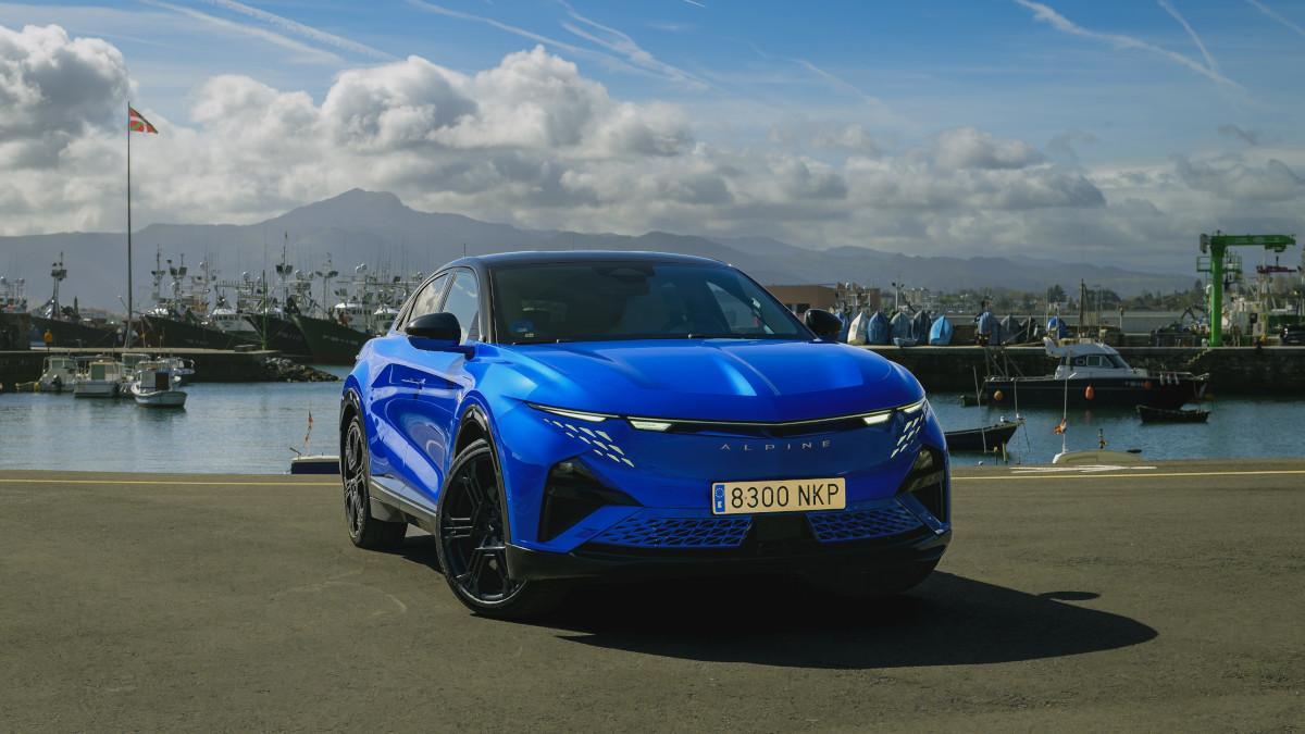 Alpine A390 GT circulando en un tramo cerrado de rally en Bilbao