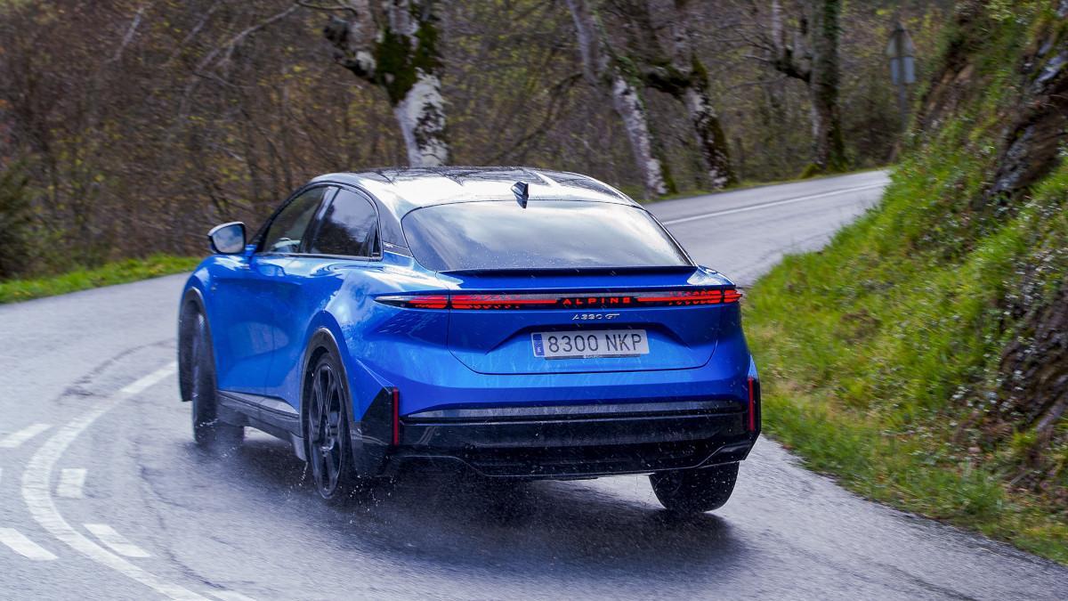 Detalle del interior del Alpine A390 GT con pantalla digital