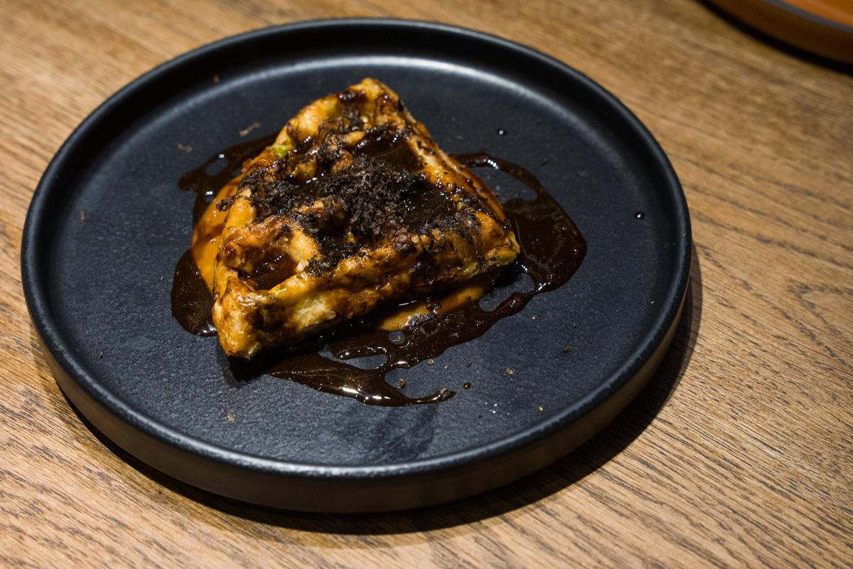 Plato de gofre de trinxat en Trü, una reinterpretación de la cocina catalana