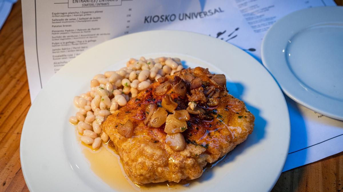 Plato de bacalao a la llauna servido en Gelida, con rebozado crujiente y mongetes al ajo