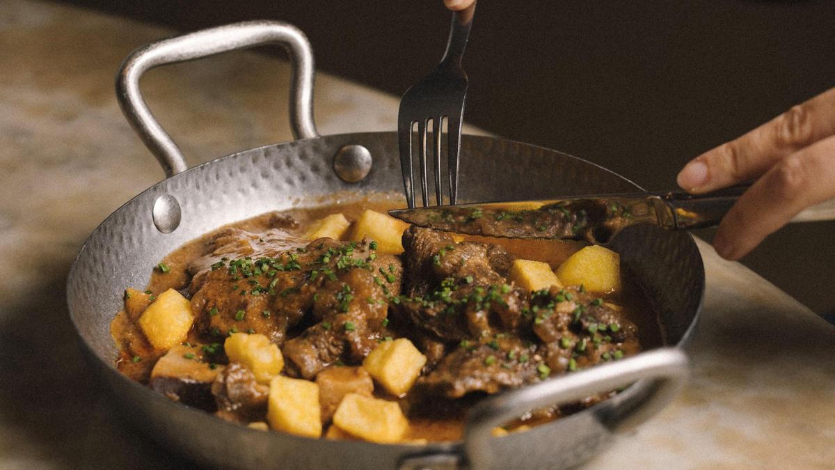Interior del restaurante Lora en el Hotel SLS, con ambiente de club y luces