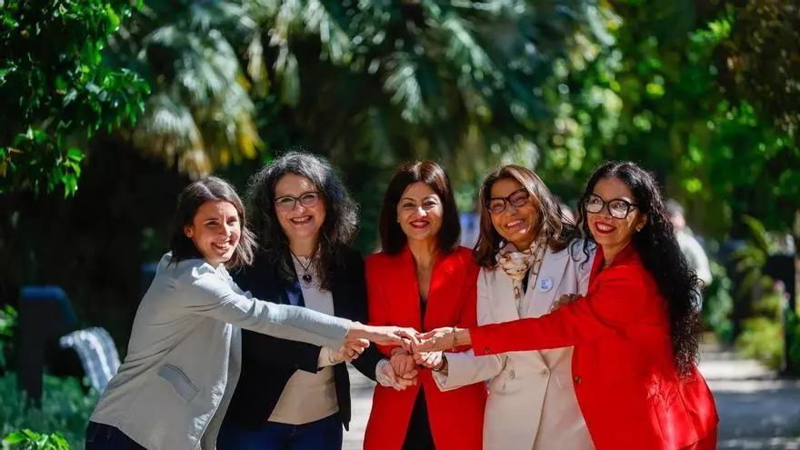 Fotografía del cauce seco de la riera de Cabrils bajo cielo nublado