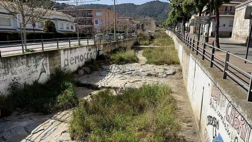Pedro Sánchez y Luiz Inácio Lula da Silva estrechándose la mano frente al Palacio de Pedralbes durante la cumbre bilateral España‑Brasil