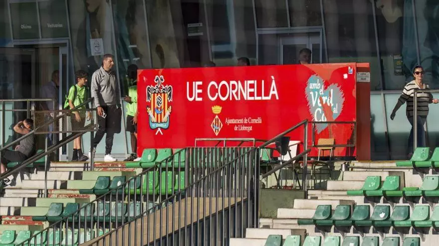 Alberto Núñez Feijóo y María Corina Machado abrazándose en la sede del PP en Génova