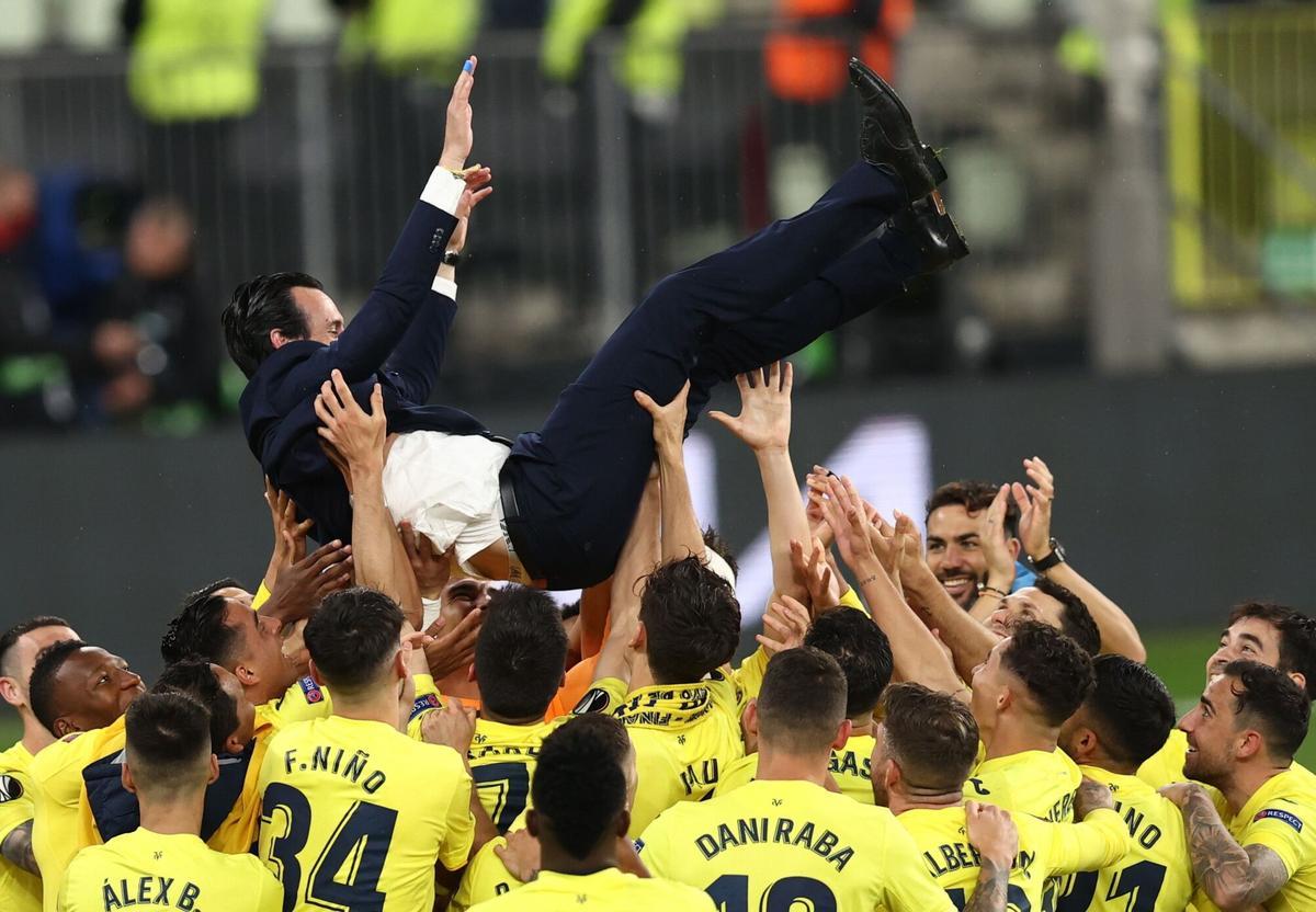 Unai Emery dirigiendo al Aston Villa en el partido contra el Bologna