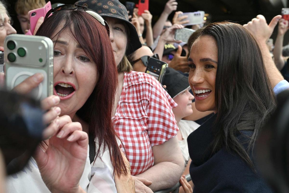 Príncipe Enrique y Meghan Markle saludando a la multitud en Melbourne durante su visita oficial a Australia