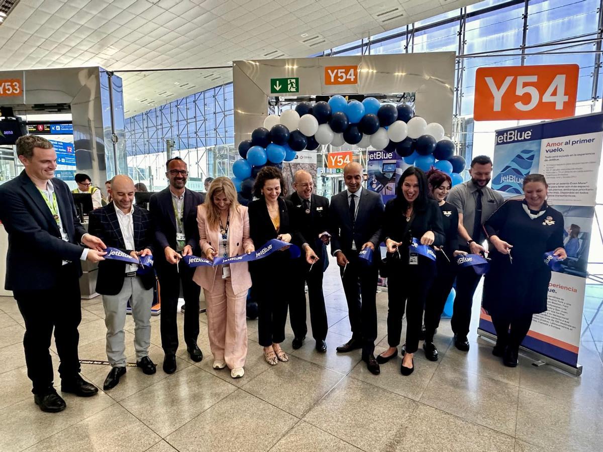 Avión JetBlue Airbus A321 en la plataforma de la terminal T2 del aeropuerto de Barcelona‑El Prat