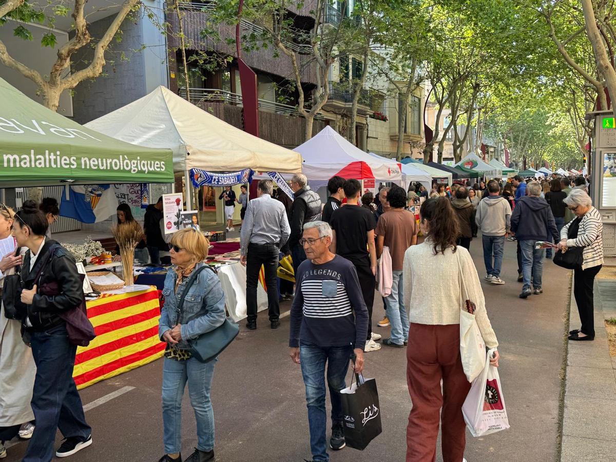 Vista de la Rambla de Sabadell con carpas y puestos de libros y rosas