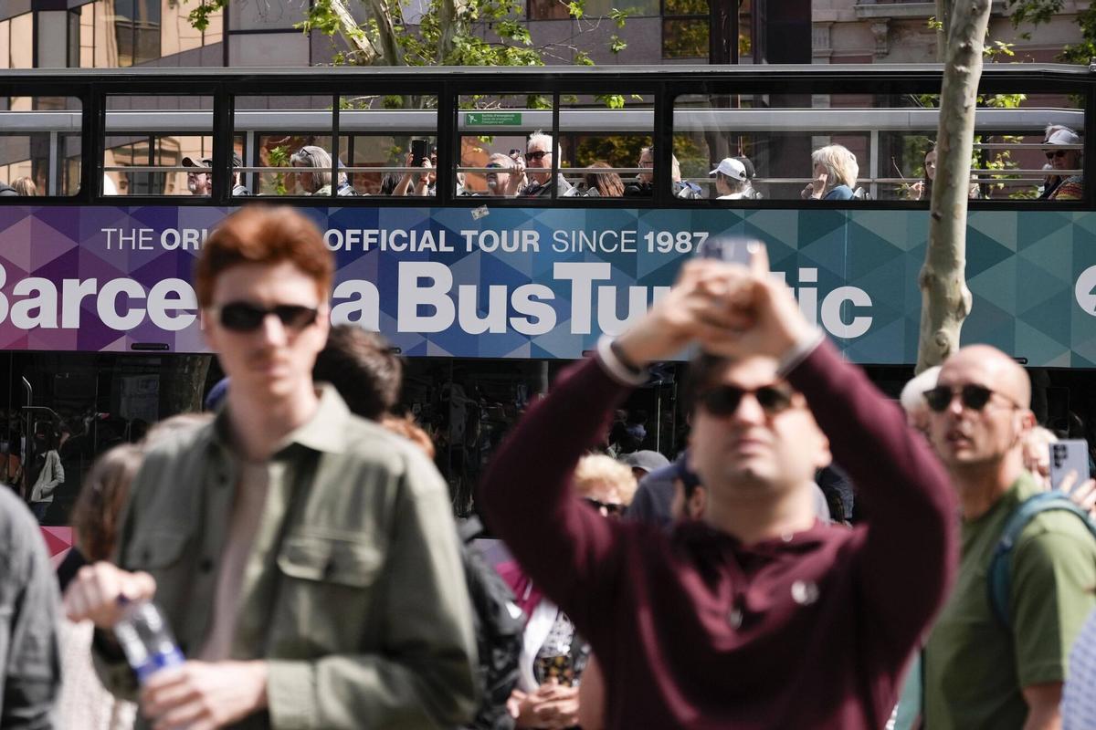 Turistas disfrutando de una terraza en la Barceloneta, una de las zonas más visitadas de Barcelona en 2025