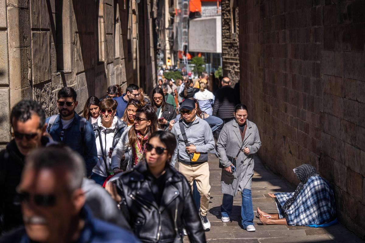 Turistas en el Port Vell de Barcelona, abril 2025