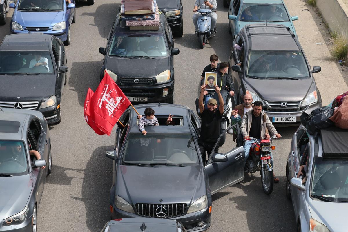 Convoy de vehículos con desplazados libaneses en la autopista sur de Beirut, abril 2026
