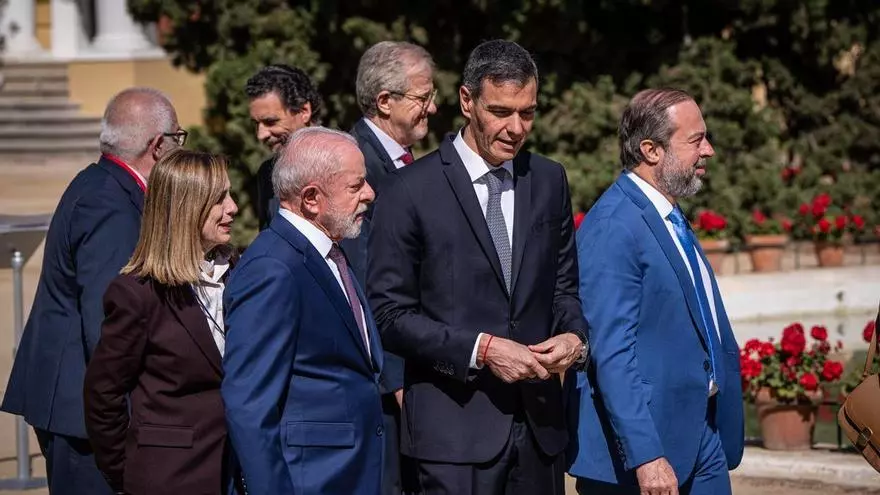 Detalle de productos de baja calidad expuestos en el mercado de miseria