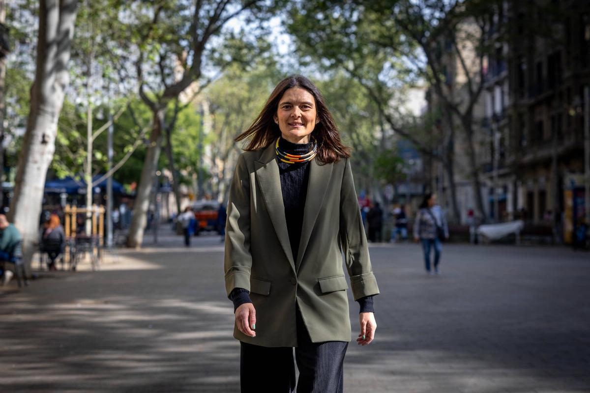 Ricard Farin recibiendo el apoyo de militantes de ERC Barcelona durante la votación