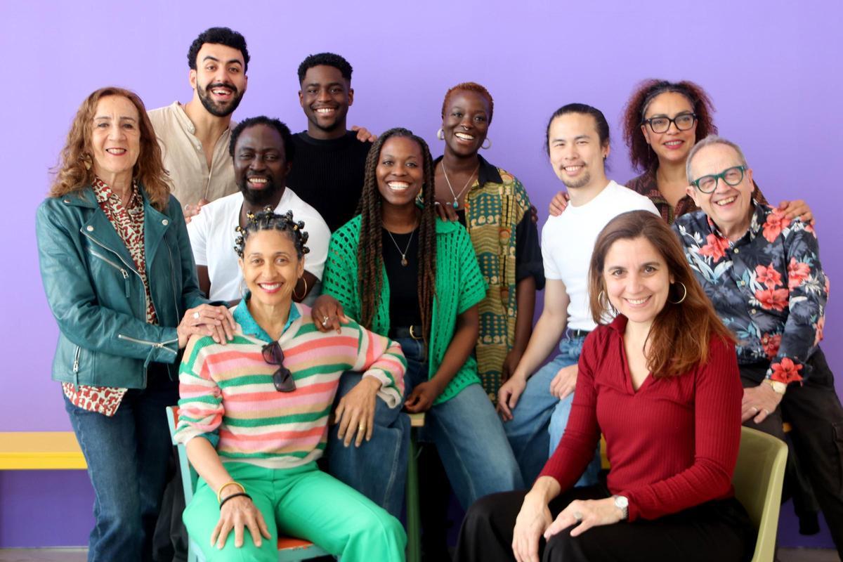 Fotografía del reparto de 'Èdip & Antígona' en el escenario del Teatre Nacional de Catalunya