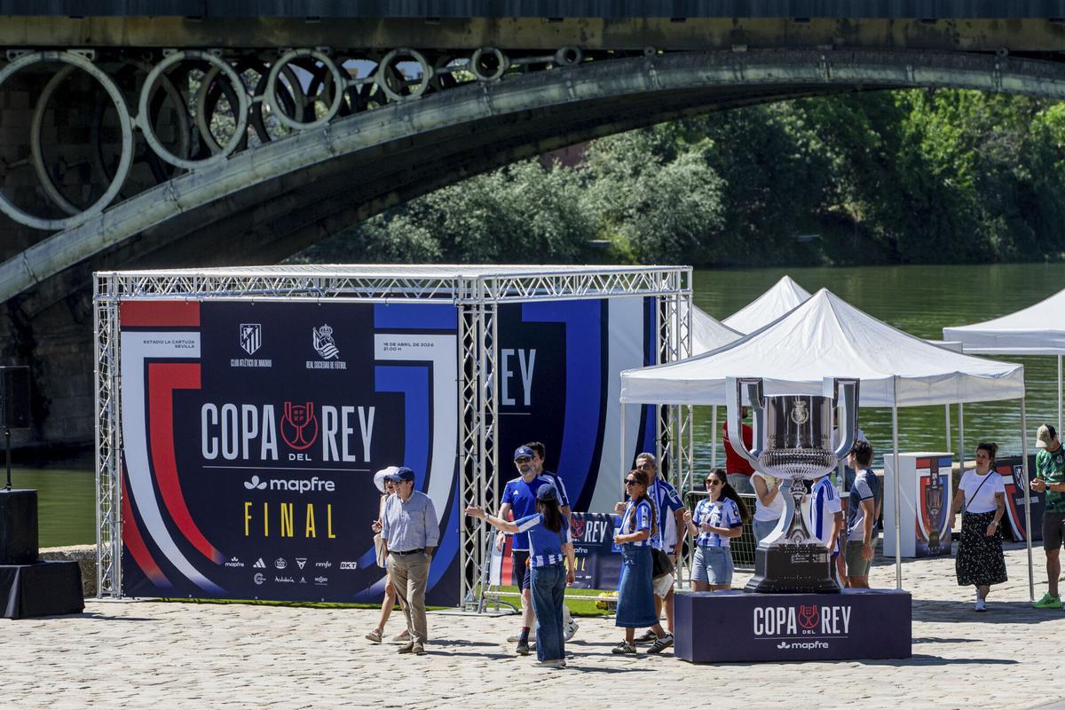 Aficionados del Atlético de Madrid y Real Sociedad recorriendo el centro histórico de Sevilla antes de la final