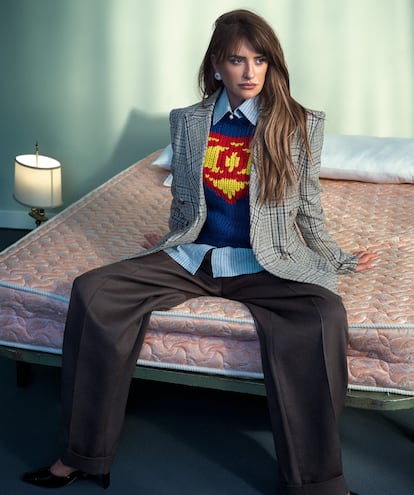 Penélope Cruz en el set de 'La bola negra' rodeada de 300 figurantes