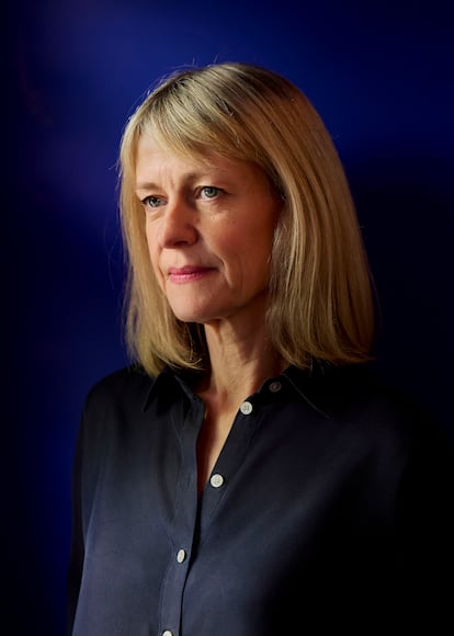 Gabriel Weston en su estudio de Lambeth, rodeada de libros y material quirúrgico