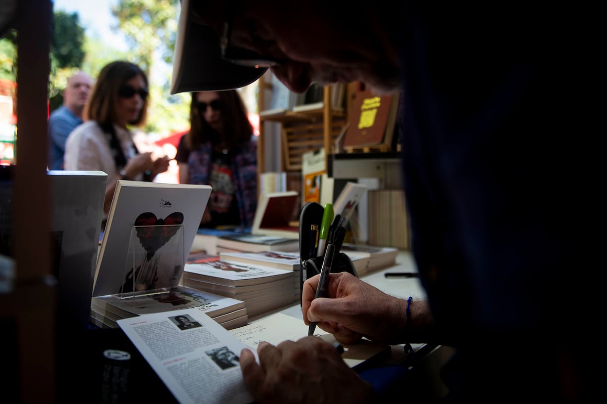 Feria del Libro Sant Jordi 2026: dos autores venden sólo seis ejemplares en la primera hora