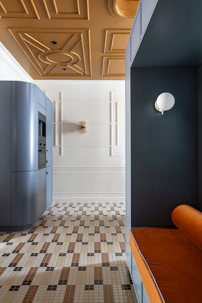 Instalación superabundante con espejos y colores vibrantes en Casa Decor 2026