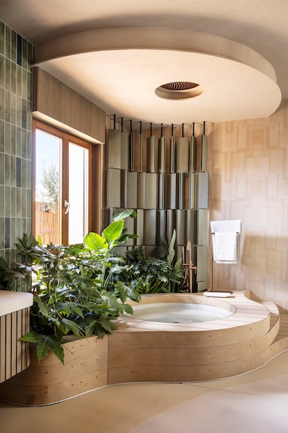 Detalle de techo revestido en madera y espejo en un espacio de Casa Decor 2026