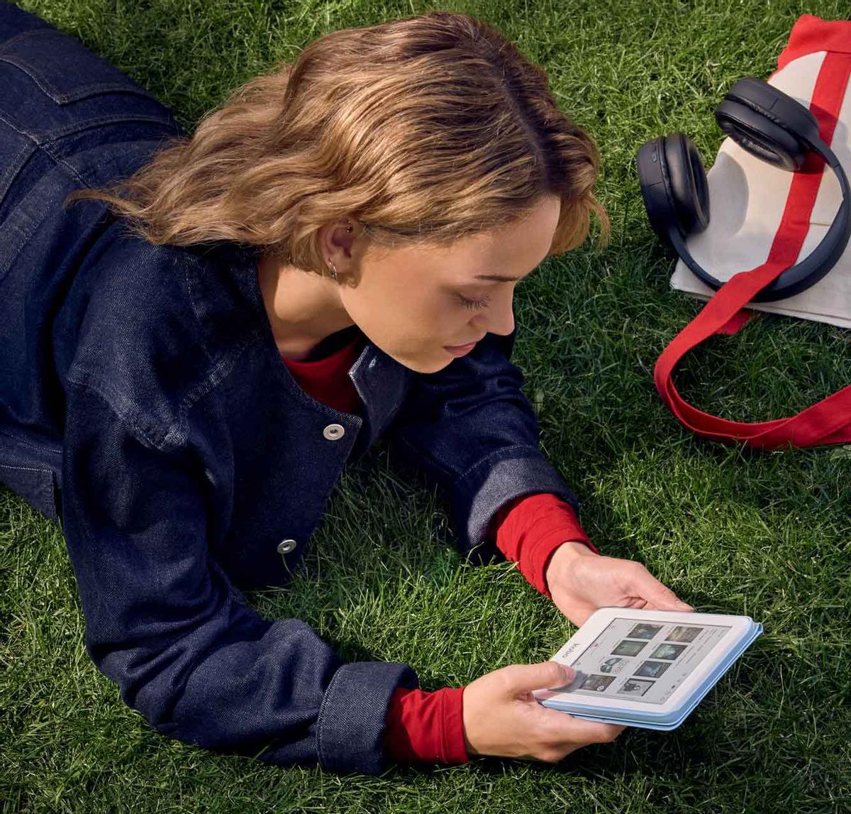 Kobo Clara Colour en exposición, mostrando su pantalla a color sin reflejos