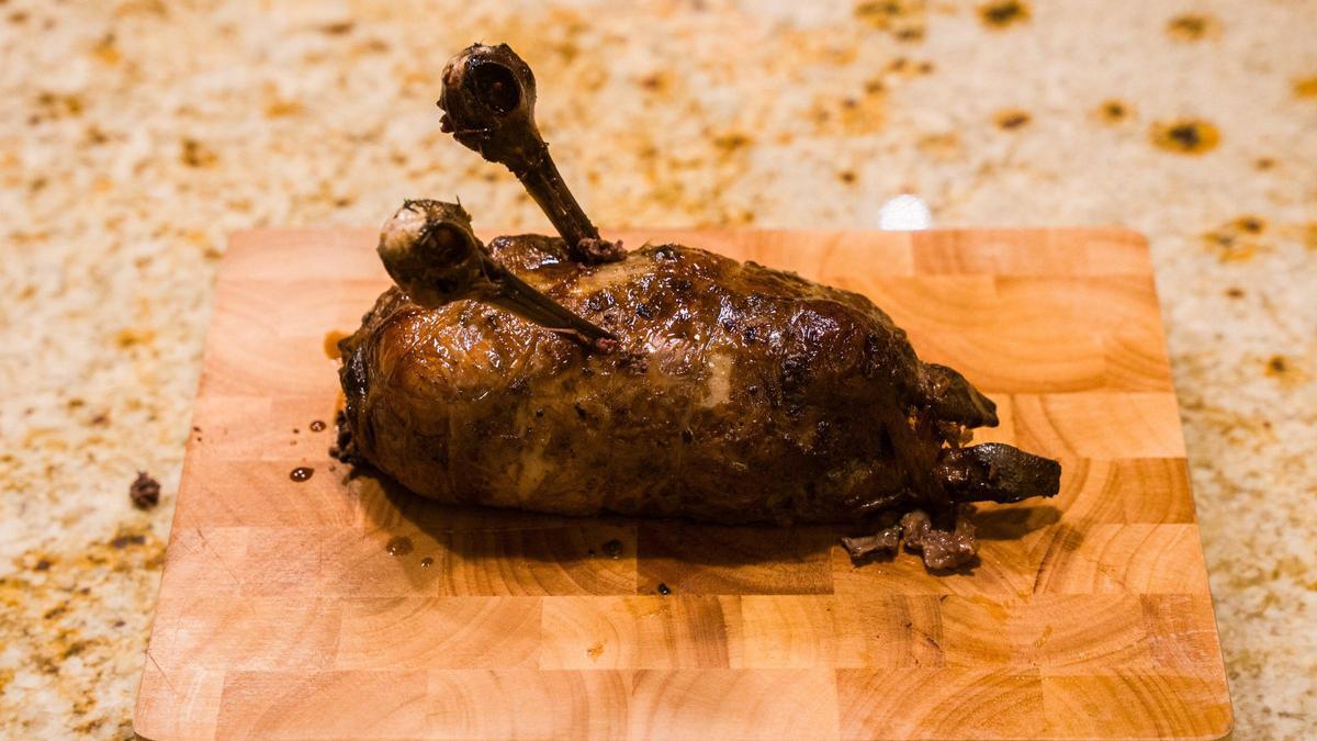 Detalle del plato de faisán a la Santa Alianza con salsa y puré trufado