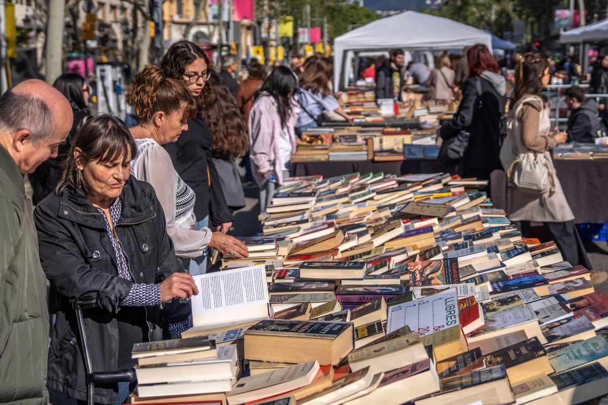 Multitud en la Rambla de Barcelona celebrando Sant Jordi 2026