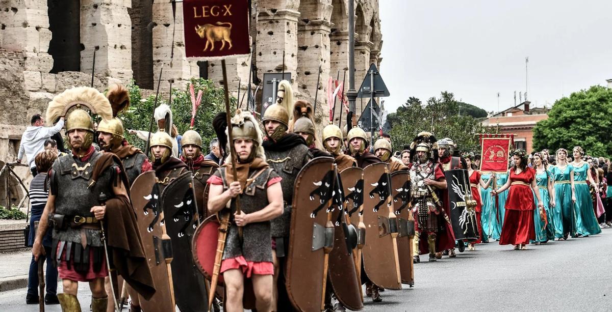 Desfile de recreadores históricos frente al Panteón durante el Natale di Roma 2026