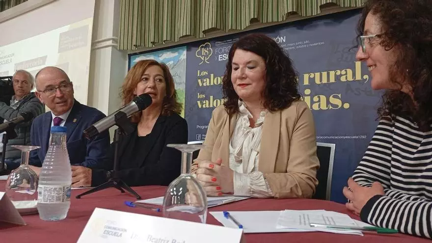 Vista panorámica de la terraza Entre Cielos con el cóctel signature