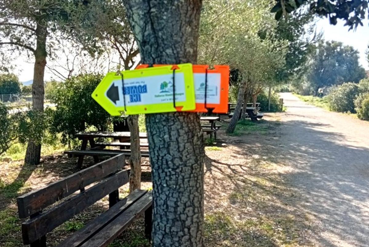 Pegatinas y carteles ilegales en la vía pública de Artà tras la ruta turística no autorizada