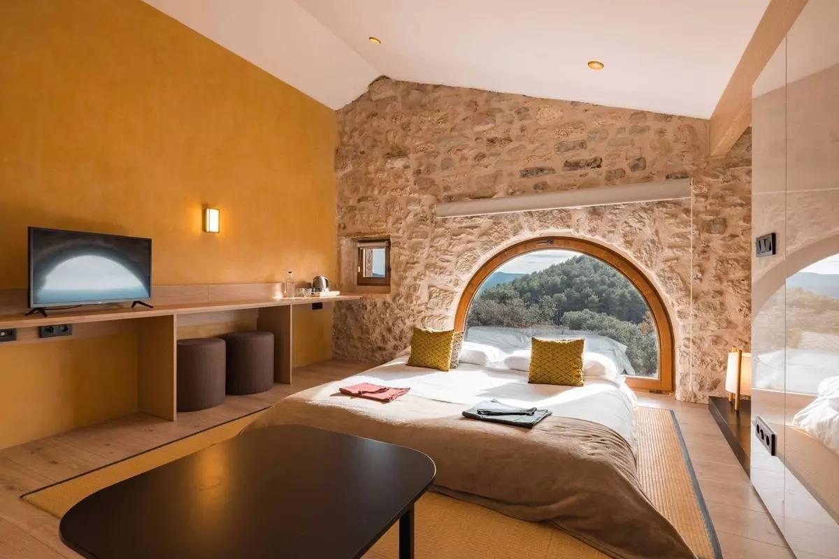 Vista exterior del Hotel Rural Japonés de Puigpinós, con arquitectura de masía catalana y detalles japoneses