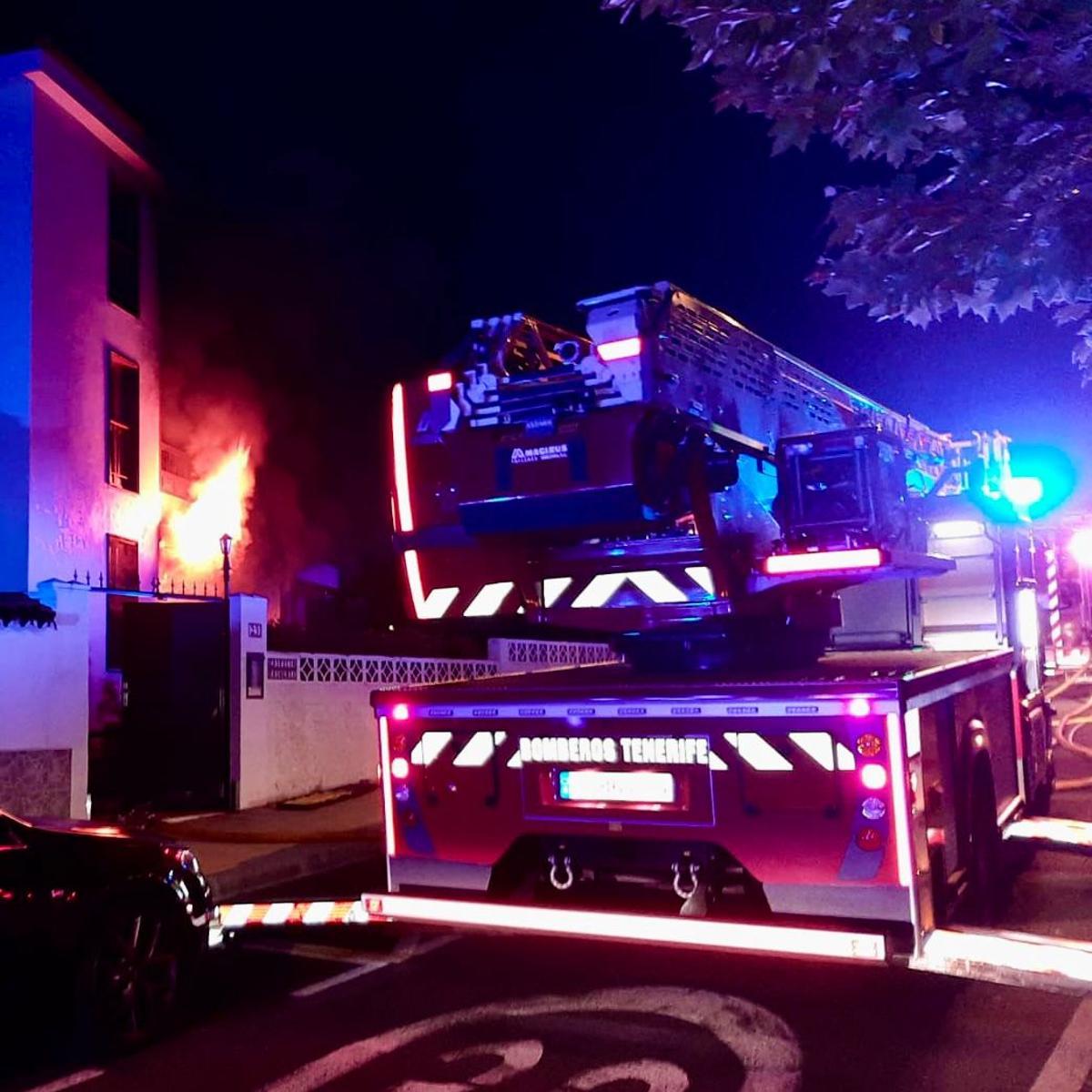 Bomberos trabajando en el bloque de la calle Los Bancales