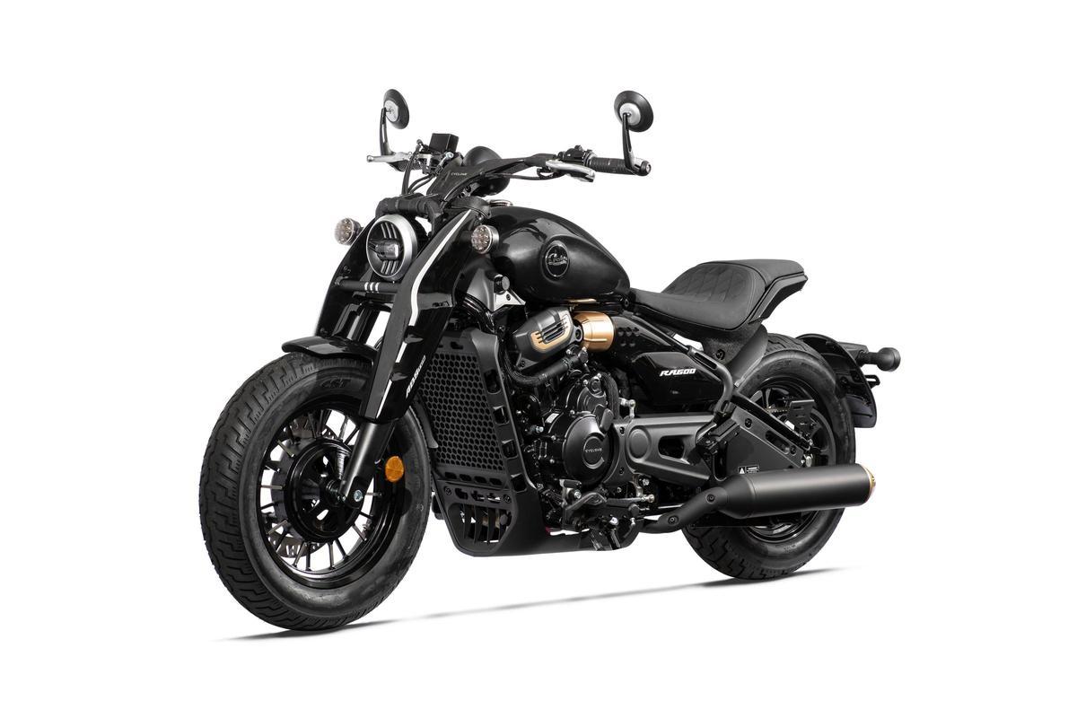 Cyclone RA600 en exposición, vista lateral con iluminación LED completa