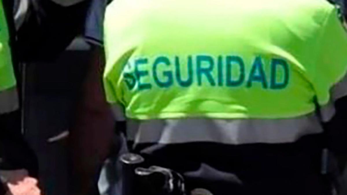 Vigilante de seguridad frente a una máquina expendedora en un centro logístico