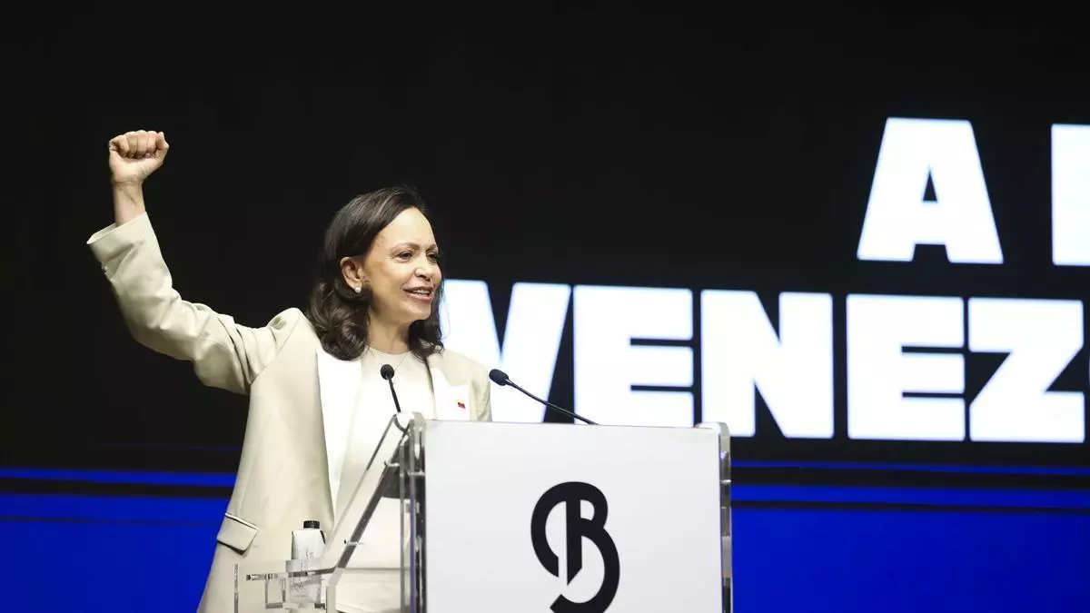Juan Carlos I y la Infanta Elena en el puerto de Sanxenxo antes de la regata