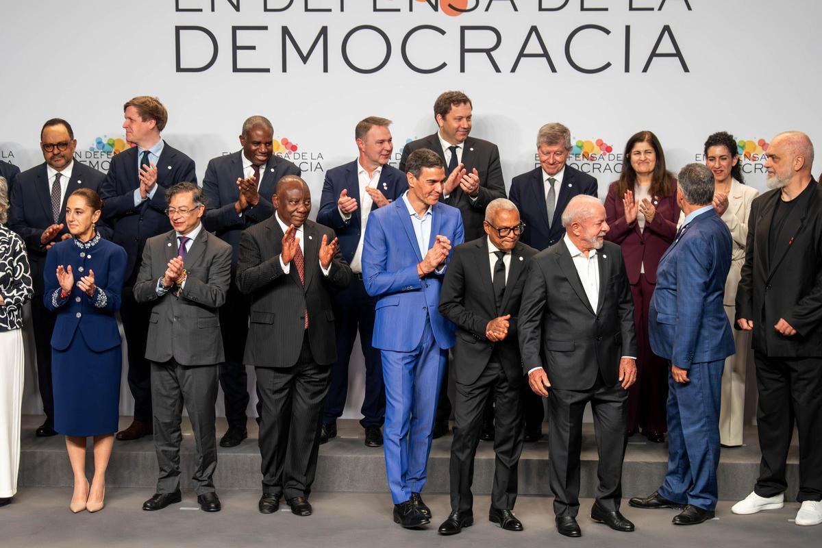 Acto de clausura con líderes progresistas desfilando en la Fira de Barcelona