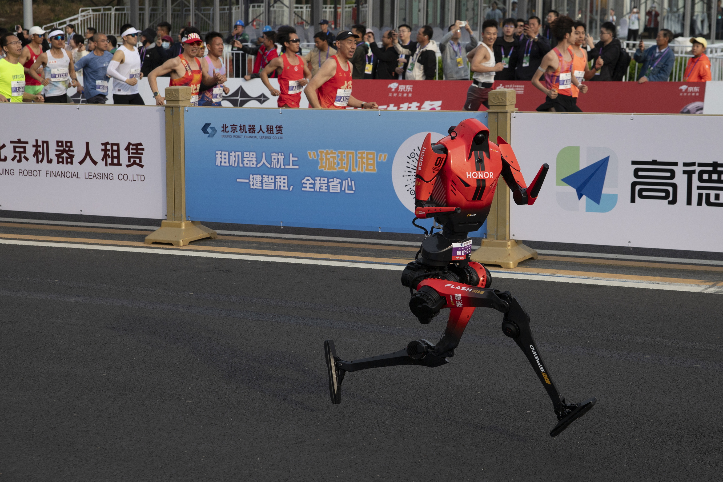 Robots humanoides alineados en la línea de salida de la media maratón en Yizhuang, Pekín
