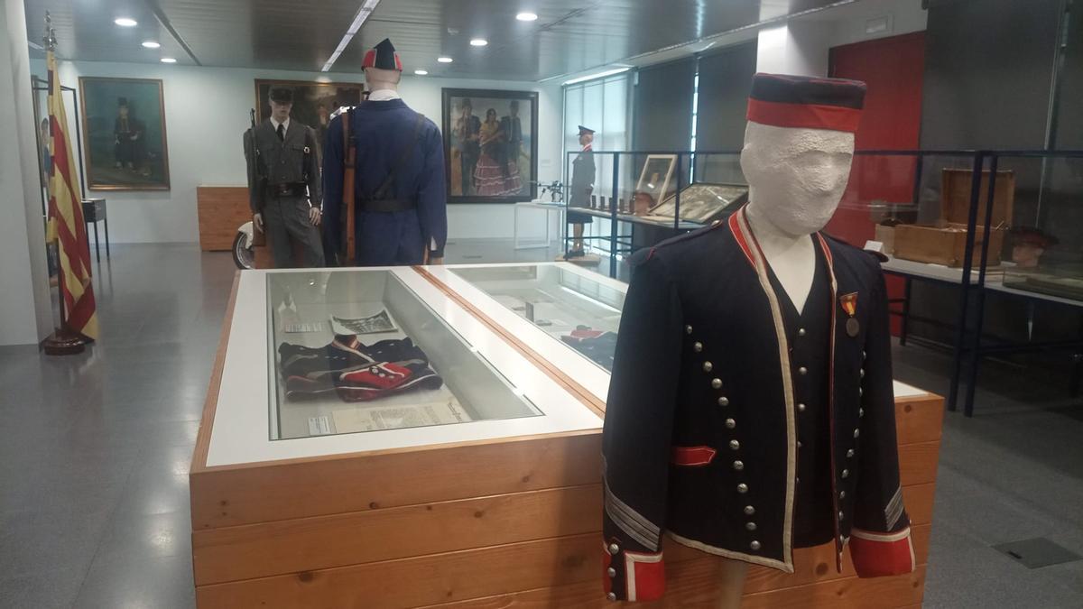 Exhibición provisional de objetos históricos de los Mossos d'Esquadra en la comisaría de Sant Andreu