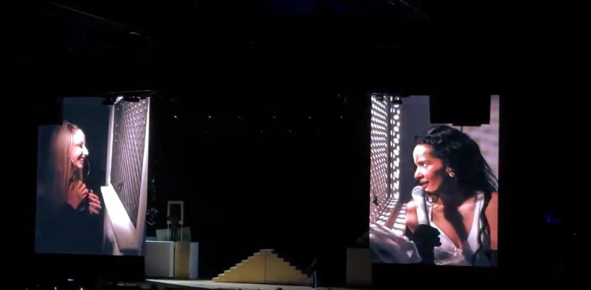 Rosalía en el escenario del Lux Tour con la celosía del confesionario