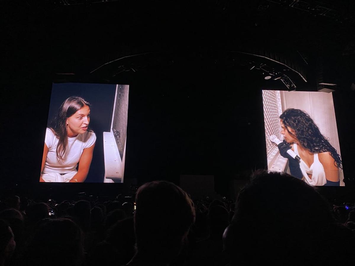 Detalle del confesionario iluminado durante el concierto en Madrid