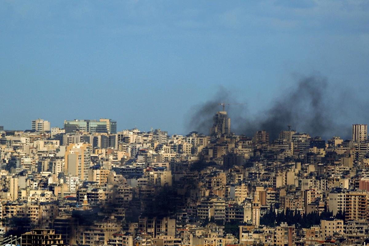 Café destruido con vistas a ruinas en Dahiye, donde los residentes buscan reconstruir sus hogares