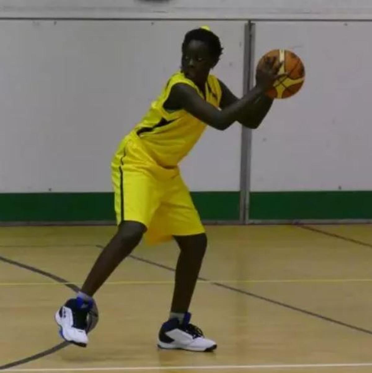 Awa Fam con la camiseta de Seattle Storm, lista para su debut en la WNBA