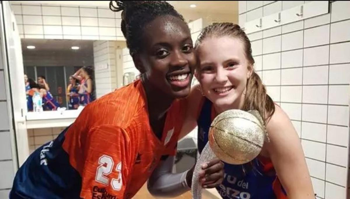 Awa Fam en acción con Valencia Basket, destacando su capacidad de rebote y defensa