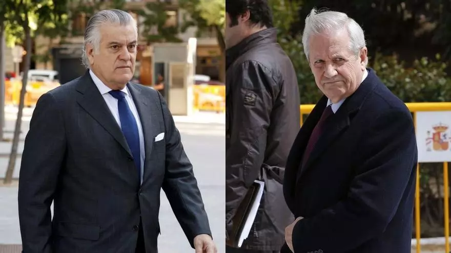 Oficial del NYPD a caballo persiguiendo al sospechoso en la calle