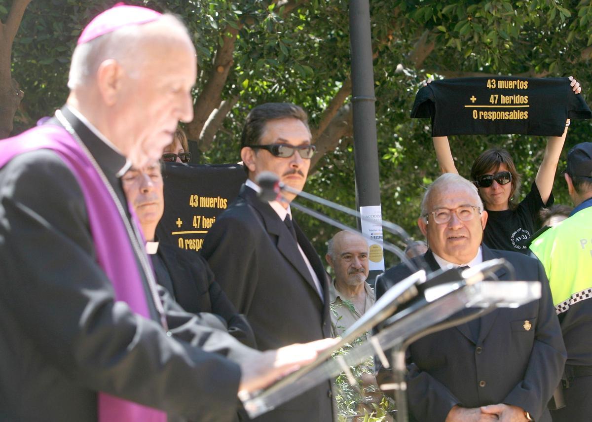 Intervención artística en el jardín de la curva del accidente del metro de Valencia