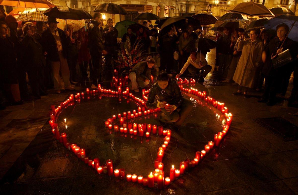 Monolito instalado en 2007 frente a la plaza de la Virgen