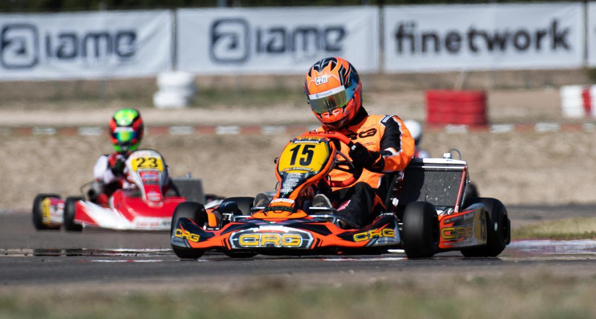 Joven piloto en simulador de vuelo, simbolizando la formación temprana