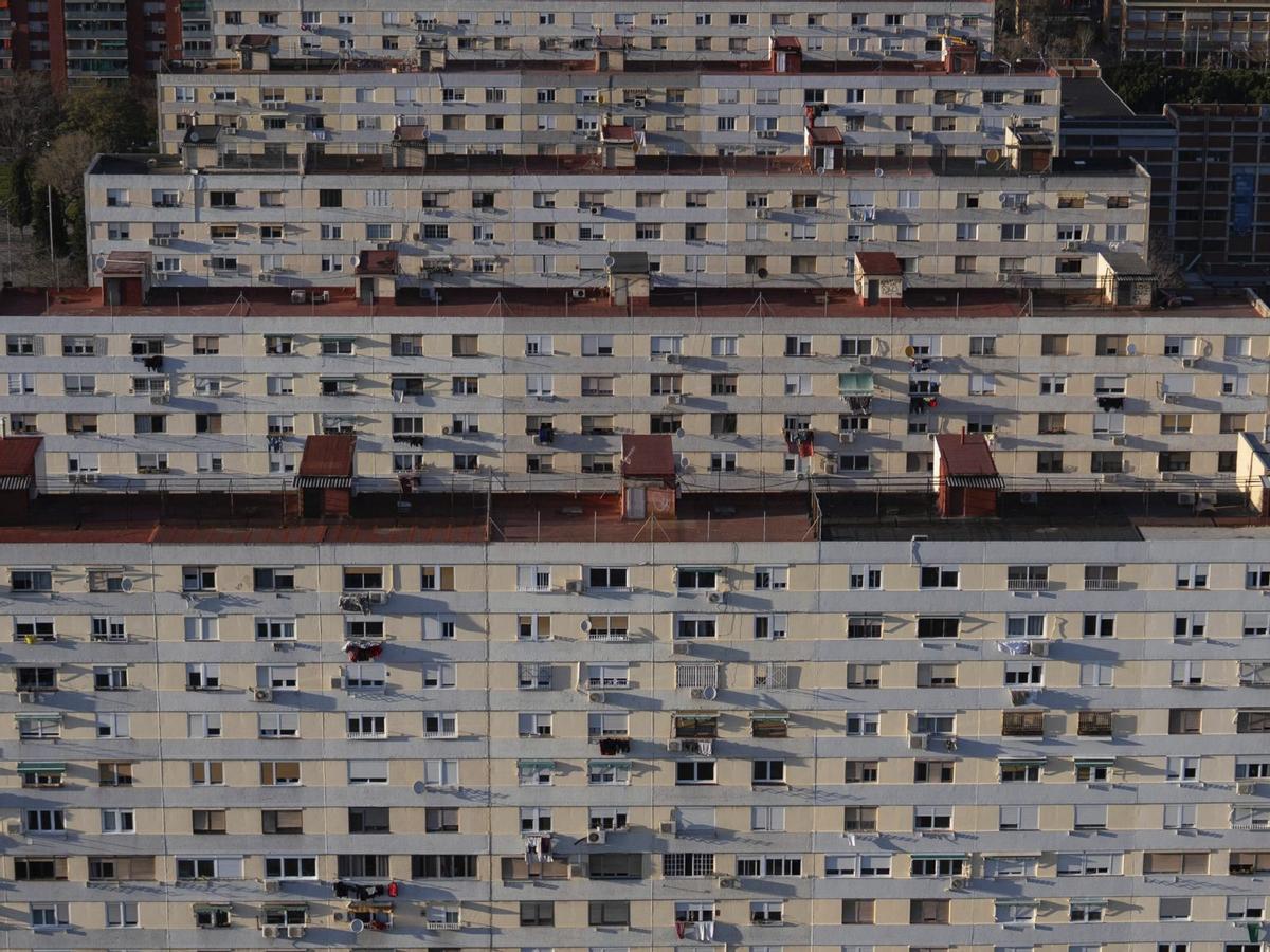 Vista de una calle residencial densificada sin comercios de alimentos frescos